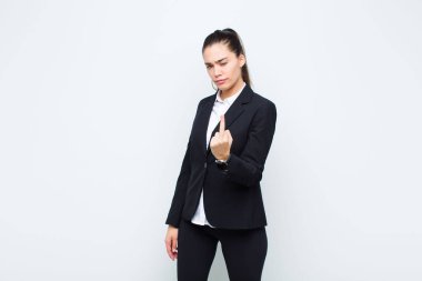 Genç ve güzel bir kadın kızgın, sinirli, isyankar ve agresif hissediyor, orta parmağını şıklatıyor, iş kavramına karşı koyuyor.