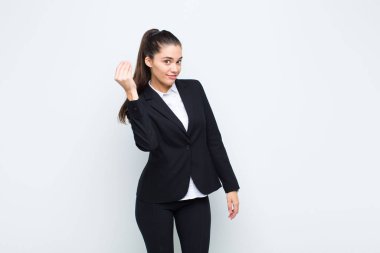 Genç ve güzel bir kadın sana borcunu ödemeni söyleyerek kapiş ya da para hareketi yapıyor! iş kavramı