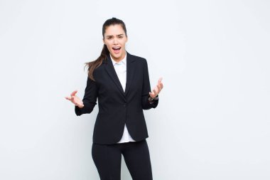 Genç ve güzel bir kadın son derece şok olmuş ve şaşırmış, endişeli ve paniklemiş hissediyor, stresli ve dehşete düşmüş bir iş konseptiyle