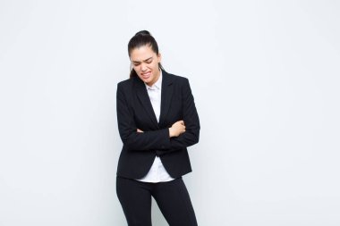 Genç, güzel bir kadın endişeli, hasta, hasta ve mutsuz hissediyor. Ağrılı bir mide ağrısı ya da grip konsepti yaşıyor.