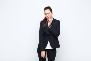 Genç, güzel bir kadın, yanağını tutuyor ve ağrılı diş ağrısı çekiyor. Hasta, sefil ve mutsuz hissediyor. Dişçi konsepti arıyor.