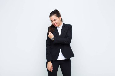 Genç, güzel bir kadın kendini mutlu, pozitif ve başarılı hissediyor. Bir meydan okumayla karşılaştığında ya da iyi sonuç alan iş kavramını kutlarken motive oluyor.