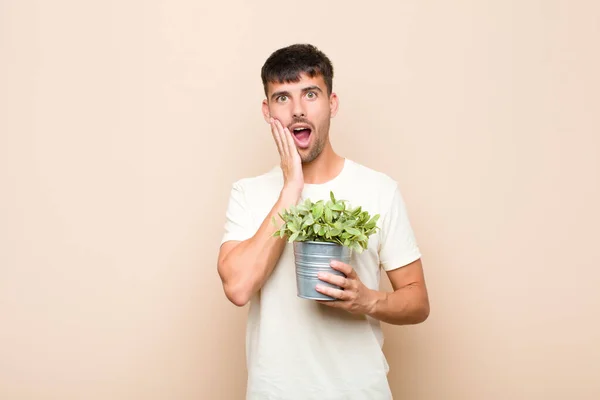 Junger Gutaussehender Mann Der Schockiert Und Verängstigt Ist Mit Offenem — Stockfoto