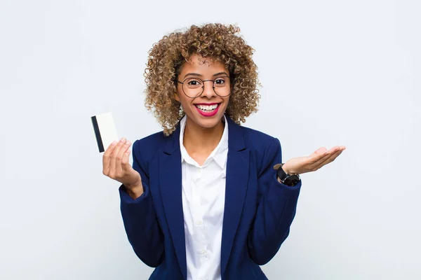 Jovem Afro Americana Sentindo Feliz Animado Surpreso Chocado Sorrindo Surpreso — Fotografia de Stock