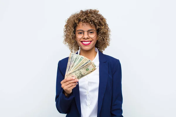 Joven Mujer Afroamericana Sonriendo Felizmente Con Mano Cadera Actitud Confiada —  Fotos de Stock