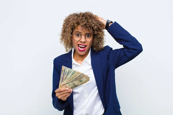 若いアフリカ系アメリカ人の女性は ストレスを感じ 心配し 不安や恐怖を感じ 手を頭の上に置き ユーロ紙幣で誤ってパニック — ストック写真