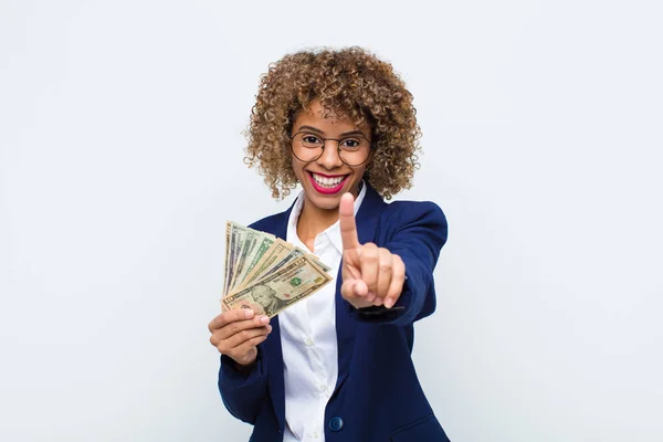 Joven Afroamericana Sonriendo Orgullosa Confiadamente Haciendo Pose Número Uno Triunfante —  Fotos de Stock