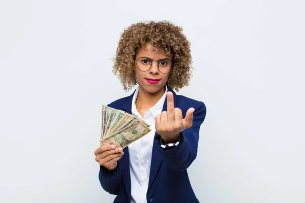 Joven Mujer Afroamericana Sintiéndose Enojada Molesta Rebelde Agresiva Volteando Dedo —  Fotos de Stock