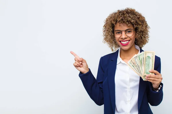 Joven Mujer Afroamericana Mirando Emocionada Sorprendida Señalando Hacia Lado Hacia —  Fotos de Stock