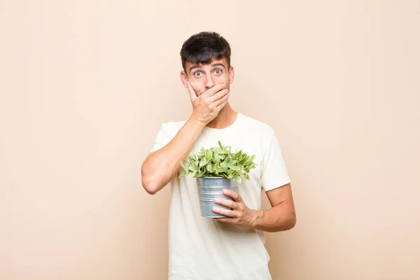 Jonge Knappe Man Bedekken Mond Met Handen Met Een Geschokt — Stockfoto