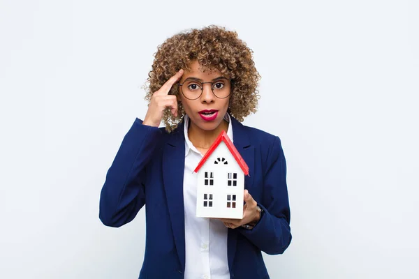 Junge Afrikanisch Amerikanische Frau Schaut Überrascht Mit Offenem Mund Schockiert — Stockfoto