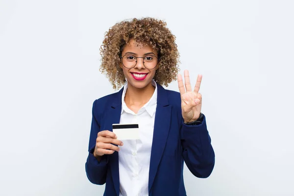 Giovane Donna Afroamericana Sorridente Amichevole Mostrando Numero Tre Terzo Con — Foto Stock