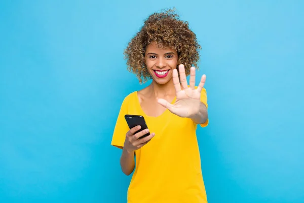 Ung Afrikansk Amerikan Ler Och Ser Vänlig Visar Nummer Fem — Stockfoto