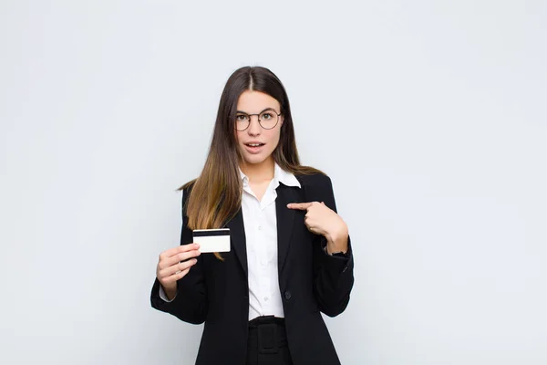 Giovane Bella Donna Guardando Scioccato Sorpreso Con Bocca Spalancata Puntando — Foto Stock