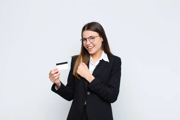 Giovane Bella Donna Sentirsi Felice Positivo Successo Motivato Fronte Una — Foto Stock