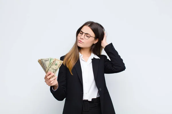 Giovane Bella Donna Sente Perplessa Confusa Grattando Testa Guardando Lato — Foto Stock