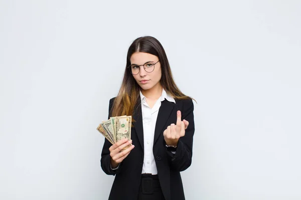 Jovem Mulher Bonita Sentindo Irritado Irritado Rebelde Agressivo Lançando Dedo — Fotografia de Stock