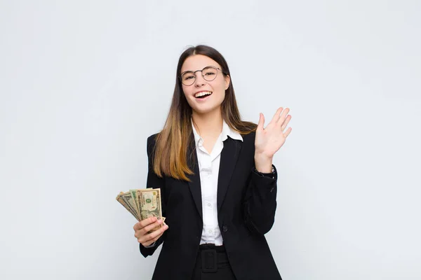 Joven Bonita Mujer Sonriendo Feliz Alegremente Saludándote Con Mano Dándote —  Fotos de Stock