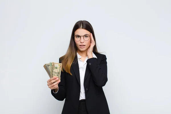 Junge Hübsche Frau Die Überrascht Mit Offenem Mund Und Schockiert — Stockfoto