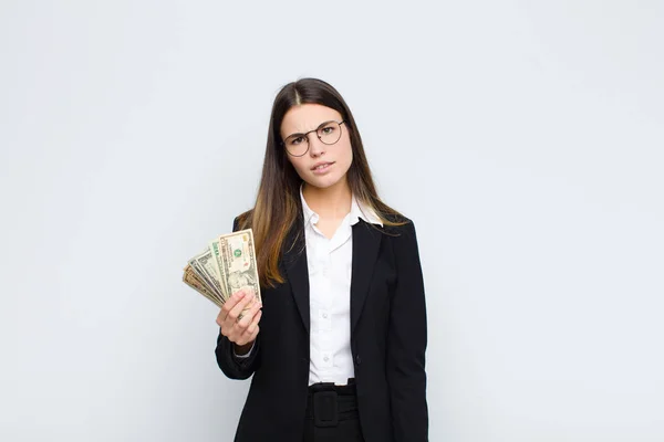 Jonge Mooie Vrouw Gevoel Verbaasd Verward Met Een Domme Verbijsterd — Stockfoto