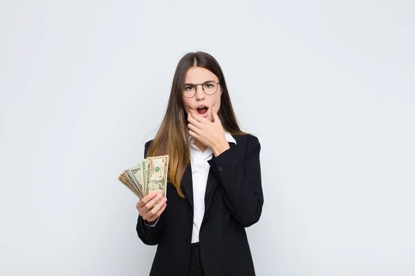 Junge Hübsche Frau Mit Weit Geöffnetem Mund Und Aufgerissenen Augen — Stockfoto