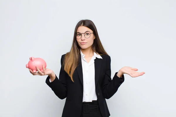 Jong Mooi Vrouw Gevoel Verbaasd Verward Twijfelen Weging Het Kiezen — Stockfoto