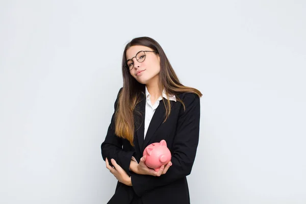 Jovem Mulher Bonita Encolhendo Ombros Sentindo Confuso Incerto Duvidando Com — Fotografia de Stock