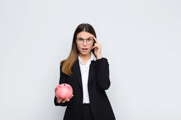 Joven Bonita Mujer Buscando Sorprendido Con Boca Abierta Sorprendido Realizando — Foto de Stock