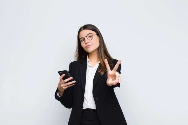 Jonge Mooie Vrouw Glimlachen Kijken Gelukkig Zorgeloos Positief Gebaren Overwinning — Stockfoto