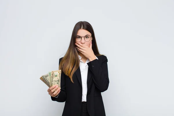 Jonge Mooie Vrouw Bedekken Mond Met Handen Met Een Geschokt — Stockfoto