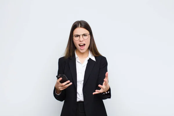 Ung Vacker Kvinna Som Ser Arg Irriterad Och Frustrerad Skriker — Stockfoto