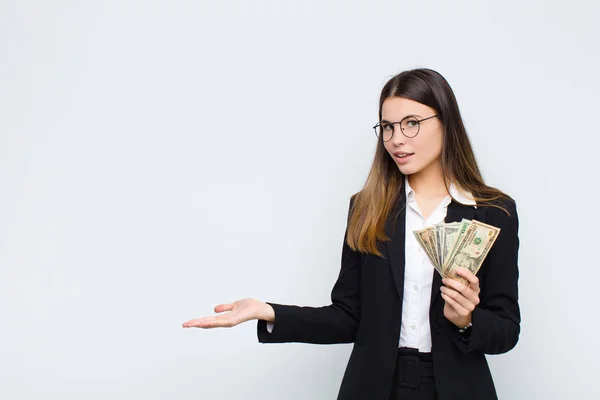 Joven Bonita Mujer Sonriendo Alegremente Sintiéndose Feliz Mostrando Concepto Espacio —  Fotos de Stock