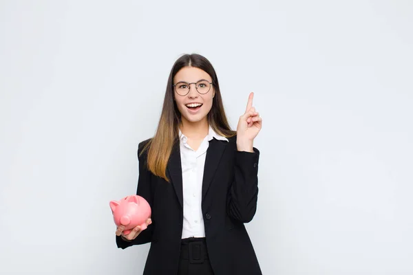 Ung Vacker Kvinna Känner Sig Som Glad Och Upphetsad Geni — Stockfoto