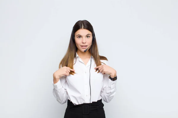 Ung Vacker Kvinna Känner Sig Glad Förvånad Och Stolt Pekar — Stockfoto