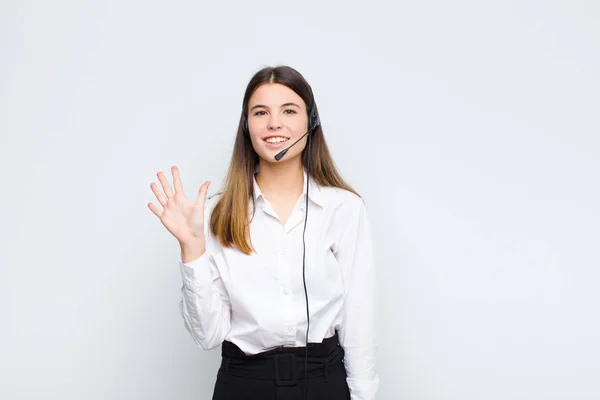 Ung Vacker Kvinna Ler Och Ser Vänlig Visar Nummer Fem — Stockfoto