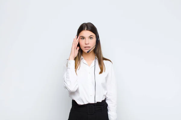 Junge Hübsche Frau Die Überrascht Mit Offenem Mund Schockiert Aussieht — Stockfoto