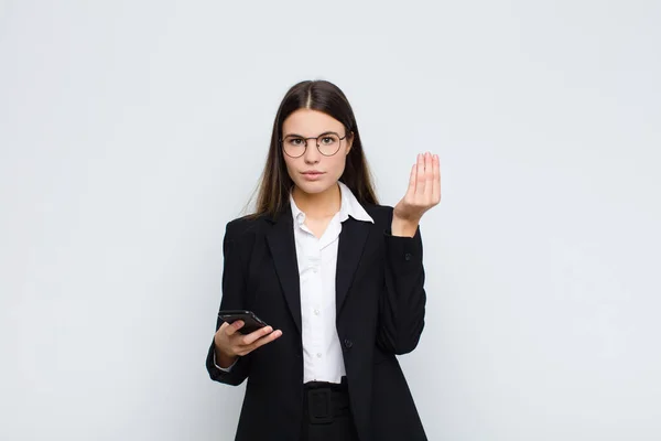 Mujer Bonita Joven Haciendo Capice Gesto Dinero Diciéndole Que Pague — Foto de Stock