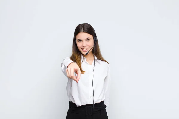 Jonge Mooie Vrouw Wijzen Naar Camera Met Een Tevreden Zelfverzekerde — Stockfoto