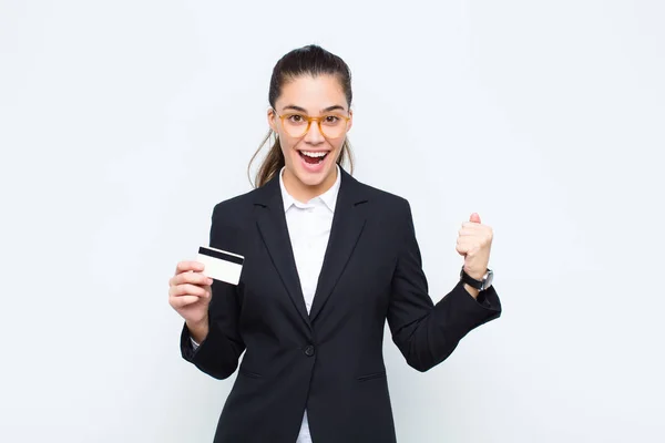 Fiatal Üzletasszony Érzi Megdöbbent Izgatott Boldog Nevetés Ünneplő Siker Mondván — Stock Fotó