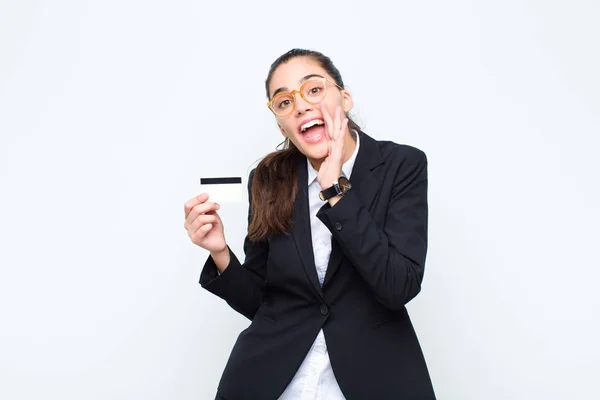 Młoda Bizneswoman Czuje Się Szczęśliwy Podekscytowany Pozytywny Dając Duży Krzyk — Zdjęcie stockowe