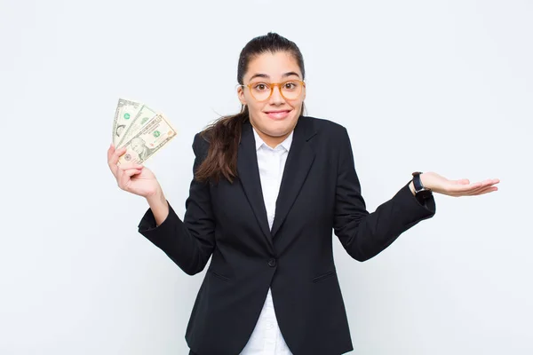 Joven Empresaria Siente Desconcertada Confundida Dudando Sopesando Eligiendo Diferentes Opciones — Foto de Stock