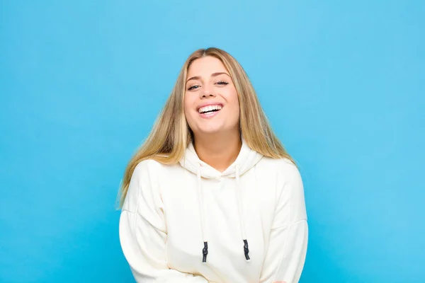 Young Blonde Woman Laughing Shyly Cheerfully Friendly Positive Insecure Attitude — 스톡 사진