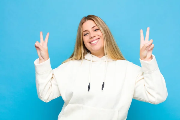 Jovem Loira Sorrindo Olhando Feliz Amigável Satisfeito Gesticulando Vitória Paz — Fotografia de Stock