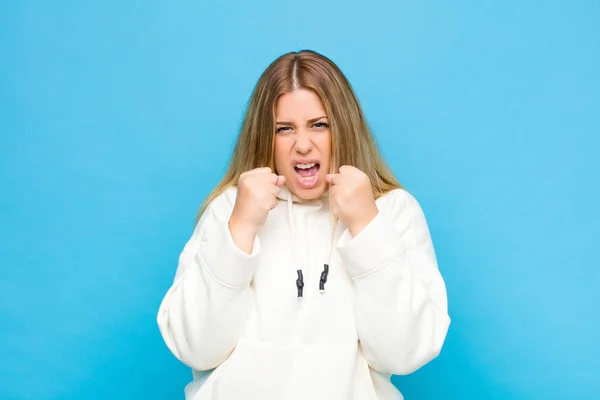 Giovane Donna Bionda Che Grida Aggressivamente Con Sguardo Infastidito Frustrato — Foto Stock