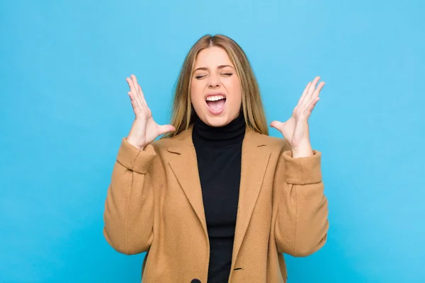 Jonge Blonde Vrouw Woedend Schreeuwen Gevoel Van Stress Geïrriteerd Met — Stockfoto