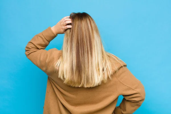 Giovane Donna Bionda Che Sente Incapace Confusa Pensando Una Soluzione — Foto Stock