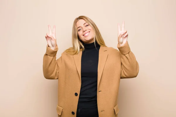 Ung Blond Kvinne Som Smiler Ser Glad Vennlig Fornøyd Mens – stockfoto
