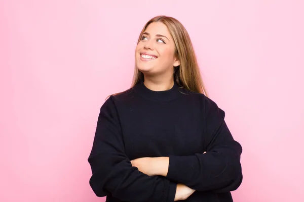 Joven Rubia Sintiéndose Feliz Orgullosa Esperanzada Preguntándose Pensando Mirando Hacia — Foto de Stock