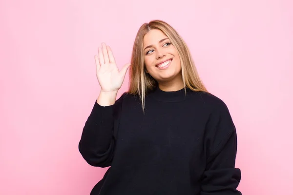 Giovane Donna Bionda Sorridente Felicemente Allegramente Che Saluta Accoglie Saluta — Foto Stock