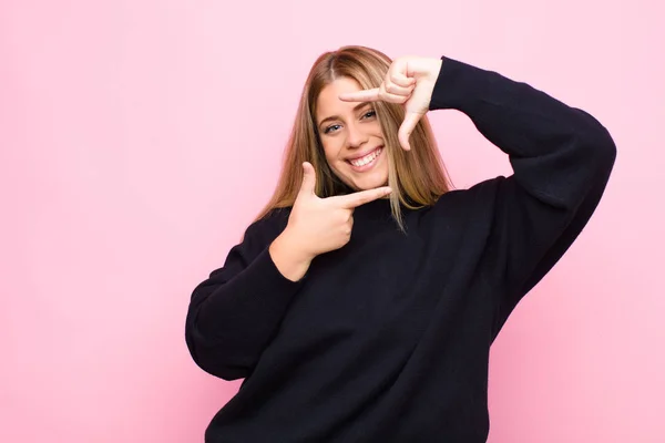 Ung Blond Kvinna Känner Sig Glad Vänlig Och Positiv Ler — Stockfoto